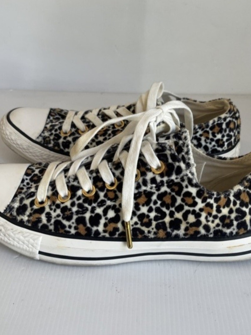 Faux Fur Women's Low-Top Leopard Print Sneakers In Cream/Black. Size 6 - Picture 2 of 12